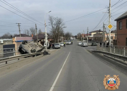 Необычное ДТП с перевертышем произошло на Горбатом мосту в Батайске