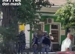 В центре Таганрога пьяный мужчина устроил стрельбу по полицейским и прохожим 