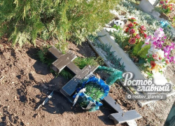 Вандалы разгромили памятники на кладбище в Ростовской области 