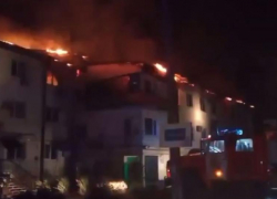 В Зернограде горит жилой дом на площади в 800 квадратных метров