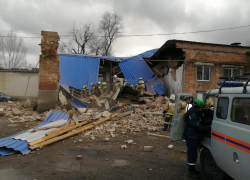 В Сальске рухнула стена здания, два человека могут быть под завалами