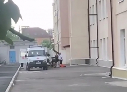 В Ростове из окна школы № 17 выпал подросток