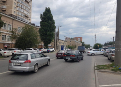 В Ростове женщина попала под колеса машины, переходя дорогу в неположенном месте
