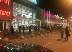 Из ТЦ "Мега" под Ростовом эвакуируют людей из-за трех одиноких автомобилей