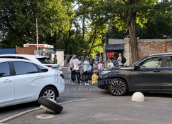 На Семашко в Ростове Hyundai по инерции наехал на женщину после удара «Газели»