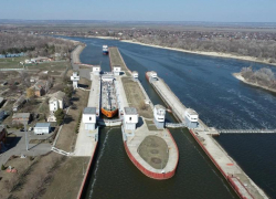 Теплоход столкнулся с воротами на Кочетовском гидроузле