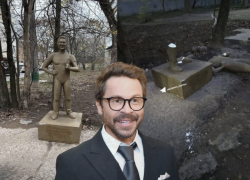 В Таганроге открыли памятник Павлу Деревянко с Оскаром, но его снесли на следующее же утро