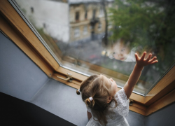 В Батайске двухлетняя девочка выпала из окна четвертого этажа и выжила