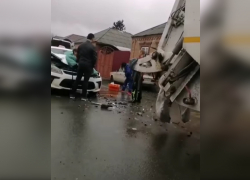 В Ростове пьяный таксист сбил рабочего и врезался в мусоровоз