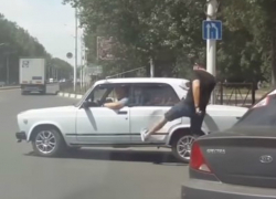 «Сдали нервы»: закончившийся массовой дракой дорожный конфликт попал на видео под Ростовом