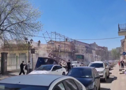 В Ростове на припаркованные машины упали строительные леса около дома Ботвинникова