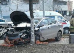 Иномарка снесла забор в Ростове и вылетела на школьный двор
