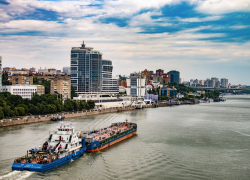 В Ростове начали собирать понтонный мост на Зелёный остров