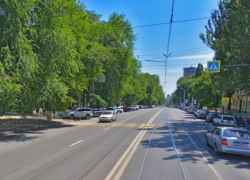 В центре Ростова водитель на ВАЗе сбил двух девочек и скрылся