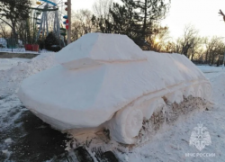 Пожарный из Новочеркасска создал снежный танк для фасада спасательной части