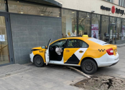 В центре Ростова автомобиль такси сбил женщину и врезался в магазин