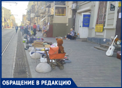 Жители Ростова ходят по проезжей части из-за барахолки на тротуаре