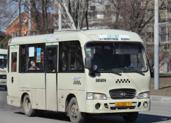 Четыре человека, в том числе 12-летний мальчик, получили травмы в жутком ДТП с маршруткой в центре Ростова