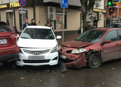 Серьезную пробку в центре Ростова спровоцировала массовая авария с участием четырех автомобилей