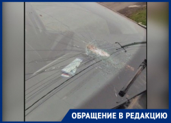 Кирпич из-под колес КАМАЗа разбил лобовое стекло легковушки в Ростове 