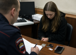 Хотела легких денег: подросток из Ростова оформила карту на себя для мошенников и попала под уголовку  