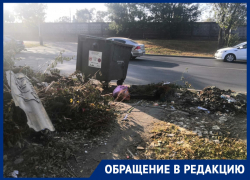 В Ростове перекресток превратился в свалку из-за сгоревших мусорных контейнеров