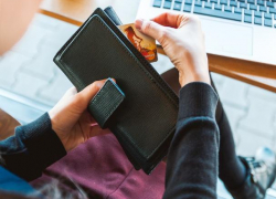 В Ростове лжеполицейский обманом выманил у своей знакомой 4 млн рублей