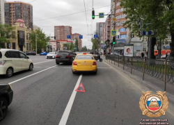 В центре Ростова легковушка врезалась в мотоцикл