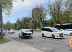 На Стачках в Ростове два пассажира иномарок пострадали в лобовом ДТП