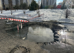 СК начал проверку: автомобиль с семьей провалился в яму на Суворовском