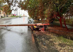 В Новочеркасске иномарка снесла опору ЛЭП и обесточила район