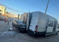 При столкновении трех автомобилей в Ростове травмы получил пешеход