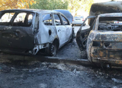 Два автомобиля сгорели дотла ранним утром в Ростове