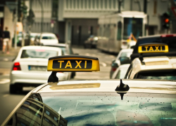 Ростовские школьники с куском асфальта в руках напали на таксиста