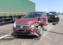 Двое детей попали в больницу после тройного ДТП с иномарками в Ростовской области