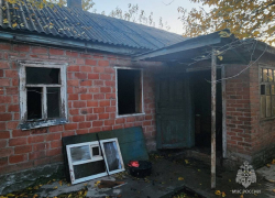 Пожилая женщина не смогла выбраться из горящего дома и погибла в Ростовской области