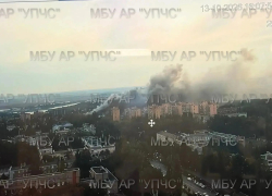 Под Аксаем тушат крупный пожар на складе пластиковых изделий
