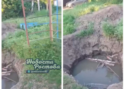 В Шахтах ребенок провалился в брошенную яму от водоканала