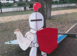 В Ростове-на-Дону выясняют, почему в парке 8 Марта приняли недоделанную детскую площадку