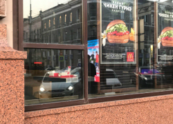 Посетителей «Макдональдса» неожиданно заставили выйти на улицу в центре Ростова