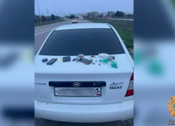 Более 120 граммов наркотиков нашли у молодых пассажиров такси полицейские в Ростовской области