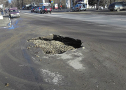 Опять провал: в центре Таганрога под землю ушел автомобиль  