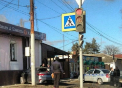 Женщина за рулем иномарки врезалась в здание кафе после ДТП с маршруткой в Ростовской области