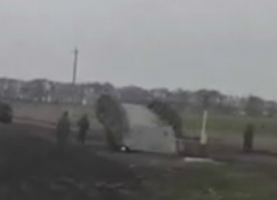 Пытавшиеся перевернуть танк военные насмешили автолюбителей в Ростовской области
