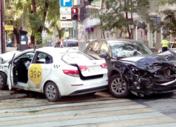 Нелепое ДТП в центре Ростова завершилось трагедией для двух автомобилей