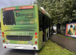 Автобус с пятью пассажирами врезался в припаркованный грузовик и забор в Ростове