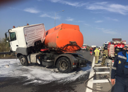 Под Ростовом в ДТП с бензовозом загорелся автомобиль