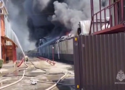 Во время пожара в Азовском районе рабочий склада получил ожоги