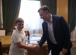 Слюсарь наградил мальчика за спасение девушки в Волгодонске