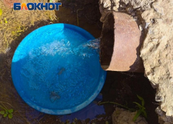 Вода течет, а чиновники молчат: ростовчанка жалуется на прорыв водопровода, который не могут убрать более двух лет